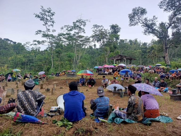 Hidupkan Tradisi Nyekar, Cara Warga Nawangan Pacitan Hormati Leluhur