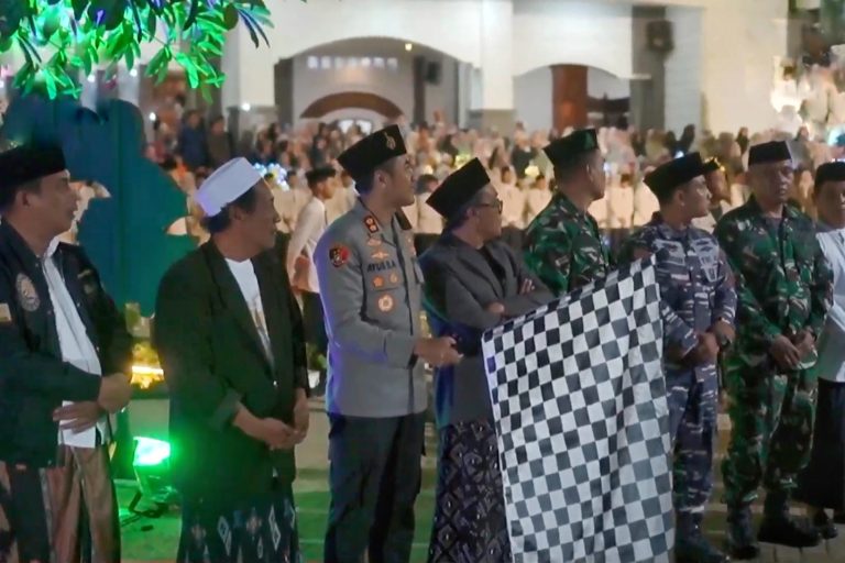 Meriahkan Malam Takbir, Santri dan Warga Tremas Pacitan Kompak Ikut Pawai Iduladha