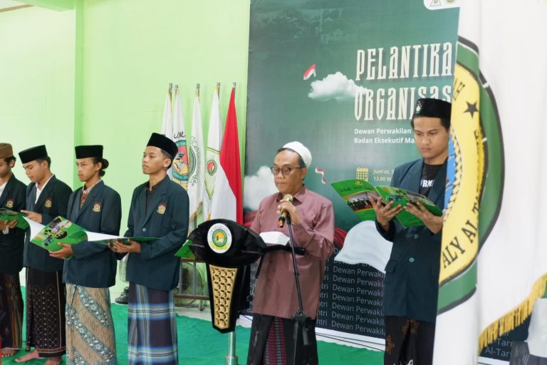 KH Luqman Harits Lantik DPM dan BEM Ma’had Aly Al-Tarmasi Pacitan